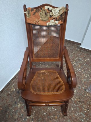 Mecedora de madera y mimbre