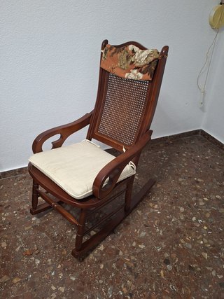 Mecedora de madera y mimbre