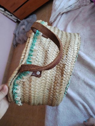 Cesta mimbre hecha a mano con asas cuero
