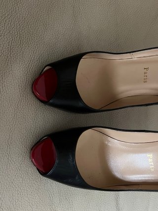 Christian Louboutin Peep Toe Tacones Negros y Rojo