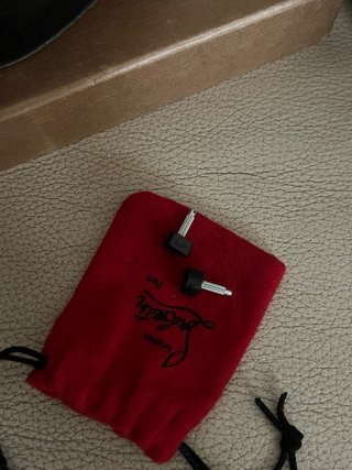 Christian Louboutin Peep Toe Tacones Negros y Rojo