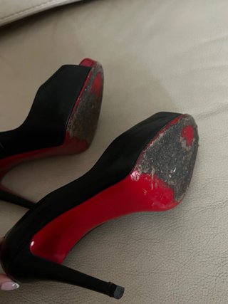 Christian Louboutin Peep Toe Tacones Negros y Rojo