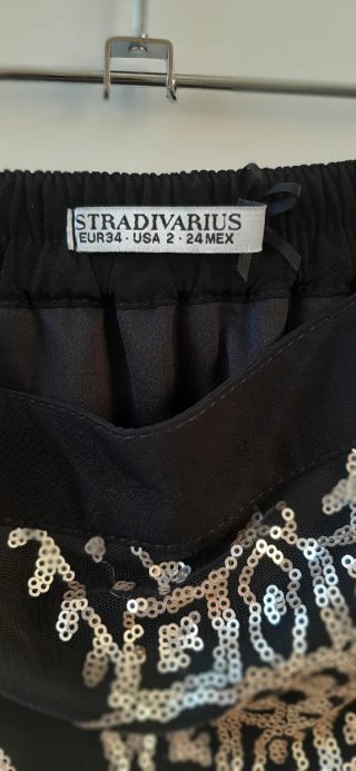 Falda mini negra con lentejuelas doradas