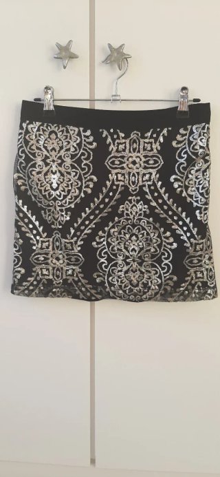 Falda mini negra con lentejuelas doradas