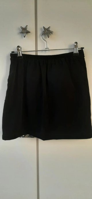 Falda mini negra con lentejuelas doradas