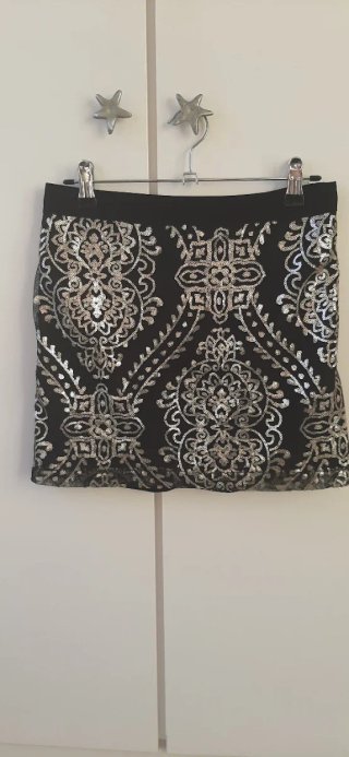 Falda mini negra con lentejuelas doradas