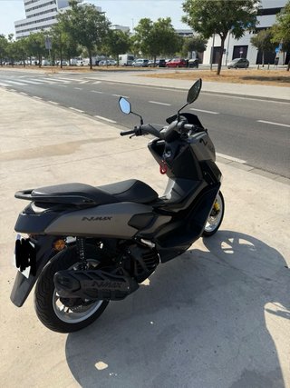 Yamaha NMAX Maxi Scooter Beige/Negro