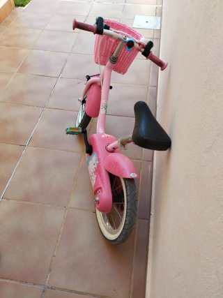 Bicicleta infantil rosa con cesta