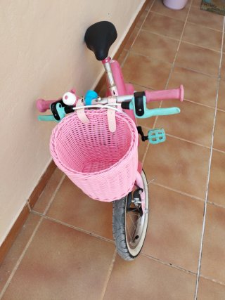 Bicicleta infantil rosa con cesta