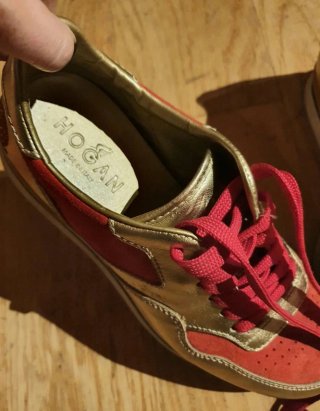 Zapatillas Hogan piel Dorada y ante rojo.