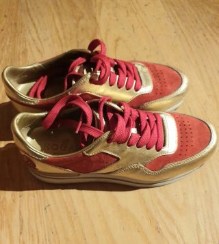 Zapatillas Hogan piel Dorada y ante rojo.