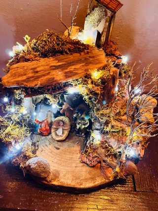 Presepe artigianale su tronco