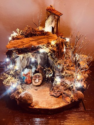 Presepe artigianale su tronco