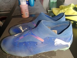 Botas de fútbol Puma azules y rosas