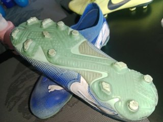 Botas de fútbol Puma azules y rosas