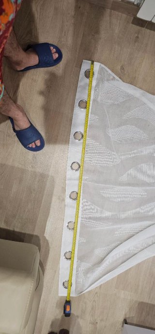 Cortinas blancas con dibujo floral y barras