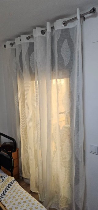 Cortinas blancas con dibujo floral y barras