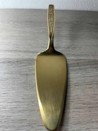Paletta per dolci dorata con decoro floreale