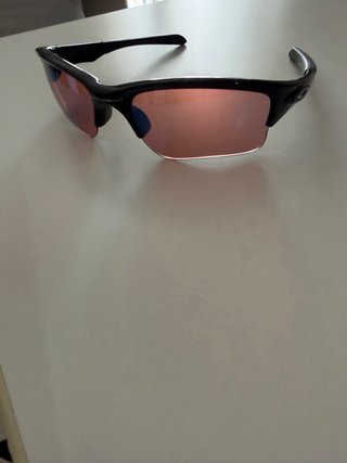 Gafas de sol Oakley negras y rojas junior