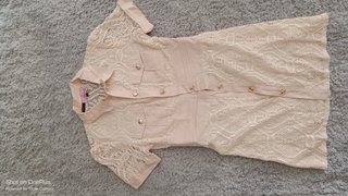 Vestido bege com renda e botões dourados