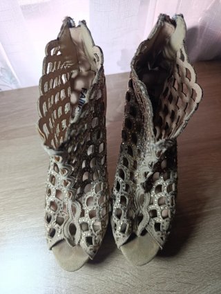 Botines Peep-Toe Beige y Dorados Calados. De FAMA