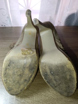 Botines Peep-Toe Beige y Dorados Calados. De FAMA