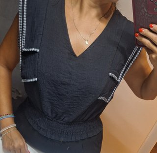 Blusa negra con detalles vichy
