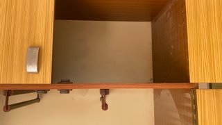 Cinco armarios antiguos con marcas de uso