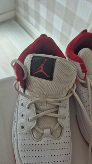Zapatillas Baloncesto Jordan Rojas y Blancas