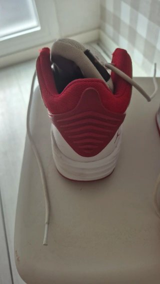 Zapatillas Baloncesto Jordan Rojas y Blancas