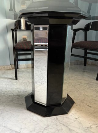 Mesa de cristal hexagonal con base metálica