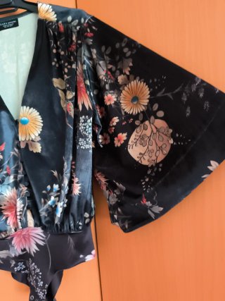 Body Zara floral manga campana