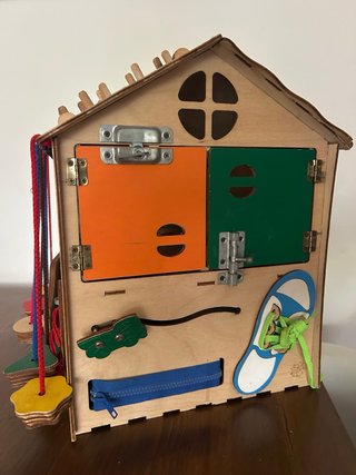 Casita de actividades de madera