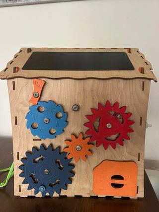 Casita de actividades de madera