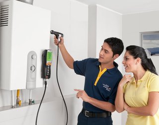 Fontanero para colocar calderas de gas