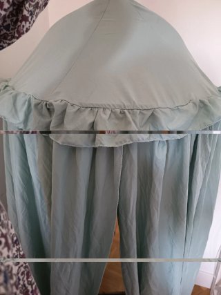 Dosel de tela verde agua.