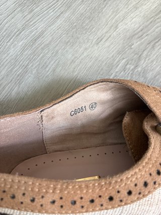 Zapatos planos beige y marrón