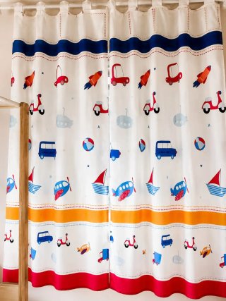 Lámpara y cortinas infantiles