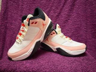 Zapatillas Jordan rosas y blancas