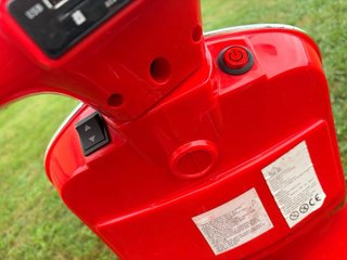 Moto Eléctrica Infantil Vespa GTS Roja 12V