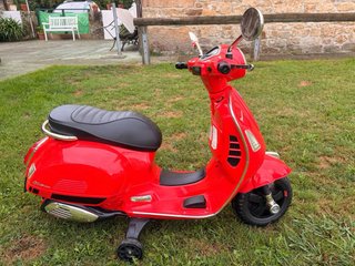 Moto Eléctrica Infantil Vespa GTS Roja 12V