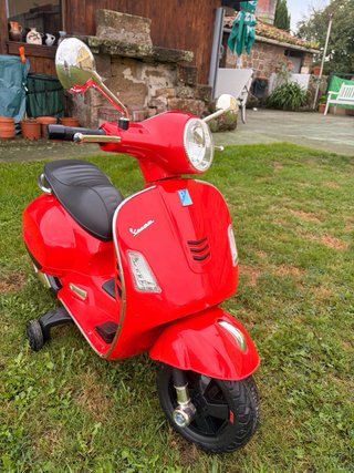 Moto Eléctrica Infantil Vespa GTS Roja 12V