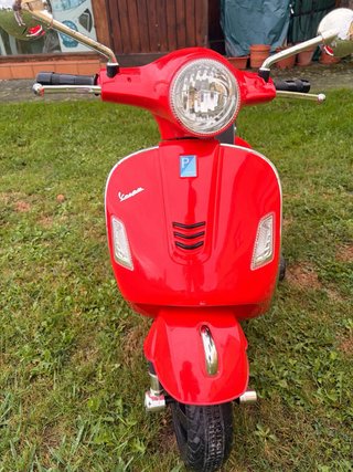 Moto Eléctrica Infantil Vespa GTS Roja 12V