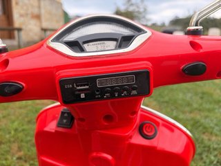 Moto Eléctrica Infantil Vespa GTS Roja 12V