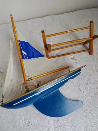 Velero de juguete clásico vintage