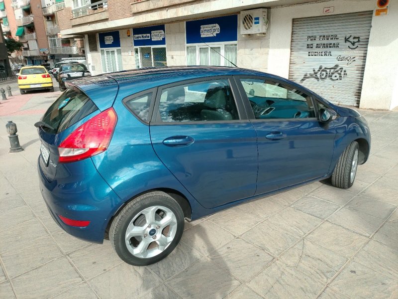 Ford Fiesta 2010 - foto 1