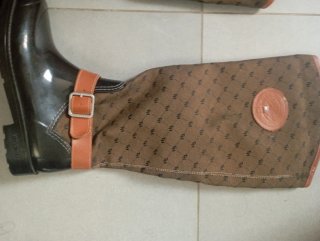 Botas de agua Tommy Hilfiger negras y marrones