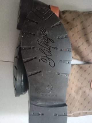 Botas de agua Tommy Hilfiger negras y marrones