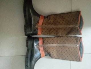 Botas de agua Tommy Hilfiger negras y marrones