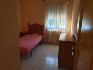 Se alquila habitación en piso compartido